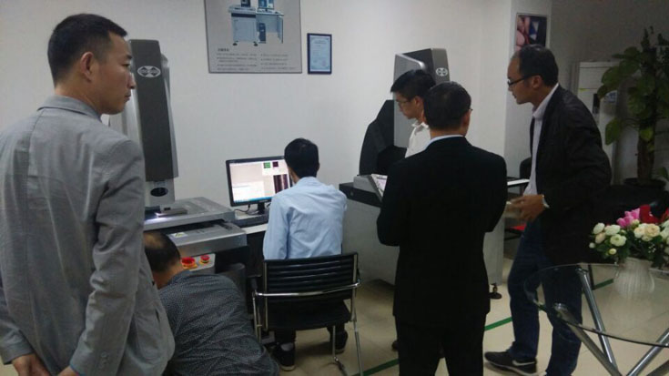 华南汽配行业协会领导观看影像测量仪演示